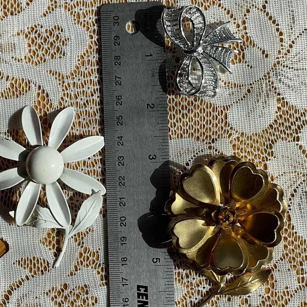 3 vintage pins, 2 flowers and a bow, gold tone/silver tone/white - Picture 8 of 9